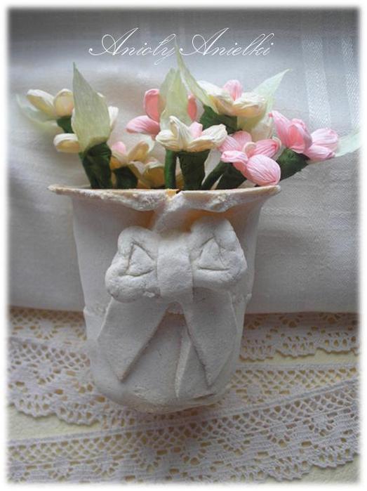 flakonik kokardka z masy solnej z kwiatuszkami z krepiny (523x700, 47Kb)