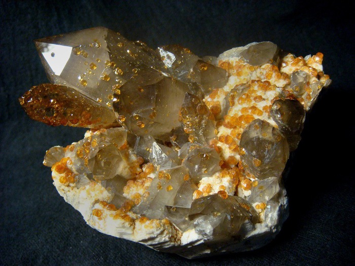 spessartine_crystals_smoky_quartz_from_China_gabilo (700x525, 125Kb)