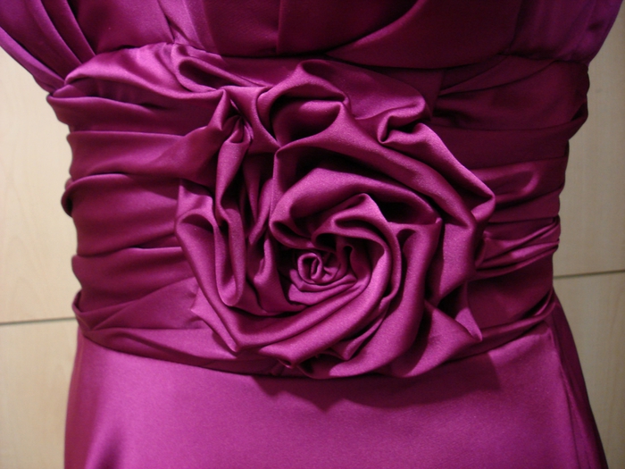 Большой цветок из ткани на платье