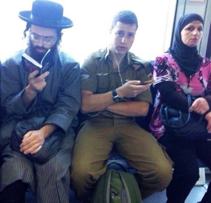 875697_israelisoldierarabwomanandhasidicjewsettingnexttoeachotherinatrain800x768 (700x672, 48Kb)