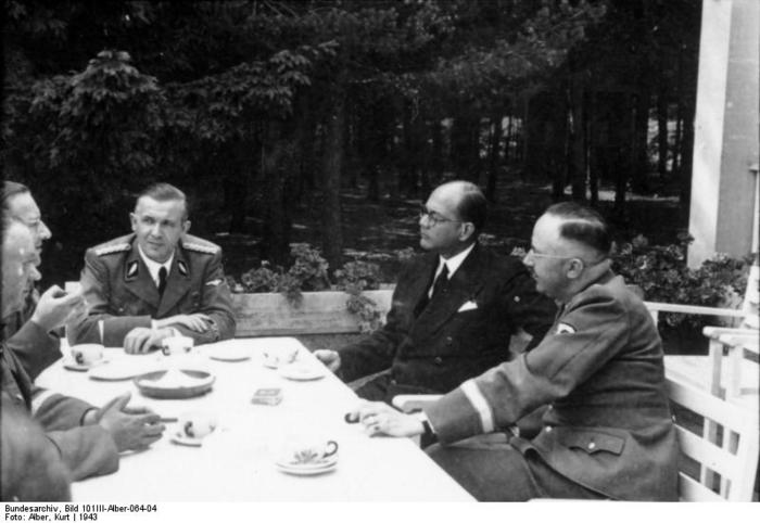 Bundesarchiv_Bild_101III-Alber-064-04,_Subhas_Chandra_Bose_bei_Heinrich_Himmler (700x482, 42Kb)