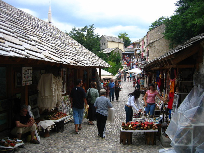 Bazar_at_Old_Bridge_in_Mostar,_Herzegovina (700x525, 138Kb)