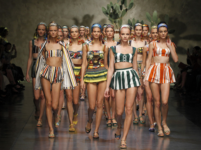 8c1d2b19238c3305aef6d6aeb878294f_dolce_and_gabbana_ss_2013_women_fashion_show_runway_sicily_folk_photo_87 (640x480, 170Kb)