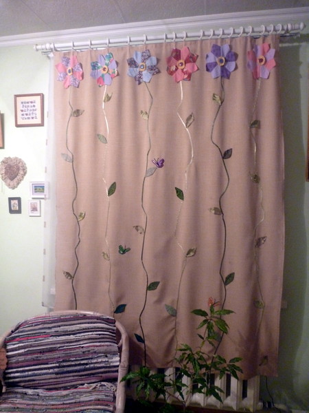 sewing room curtain (450x600, 70Kb)