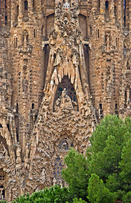 Sagrada-Familia-in-Barcelona  A  (450x700, 175Kb)
