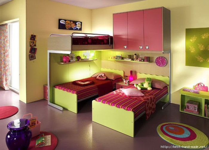 Pink-and-Yellow-Bunk-Beds-for-Three-Girl-with-Round-Rugs (700x502, 201Kb)