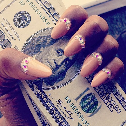 Денежные ногти на апрель 2024. Ногти с деньгами. Ногти с долларами. Маникюр с долларом. Маникюр с изображением денег.