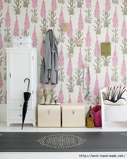 entryway-hallway-wall-retro-glam-paper-flower-print-pink-floral-storage-idea-inspiration- (430x540, 174Kb)