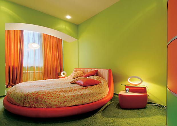 Unique combination. Спальня в оранжевых тонах. Оранжевый в интерьере спальни. Оранжево зеленая спальня. Оранжевые стены в спальне.