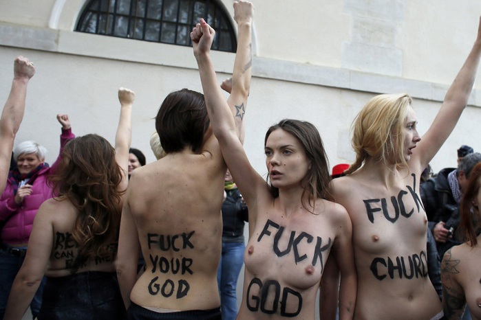  FEMEN   . (KENZO TRIBOUILLARD AFP Getty Images) (700x466, 94Kb)