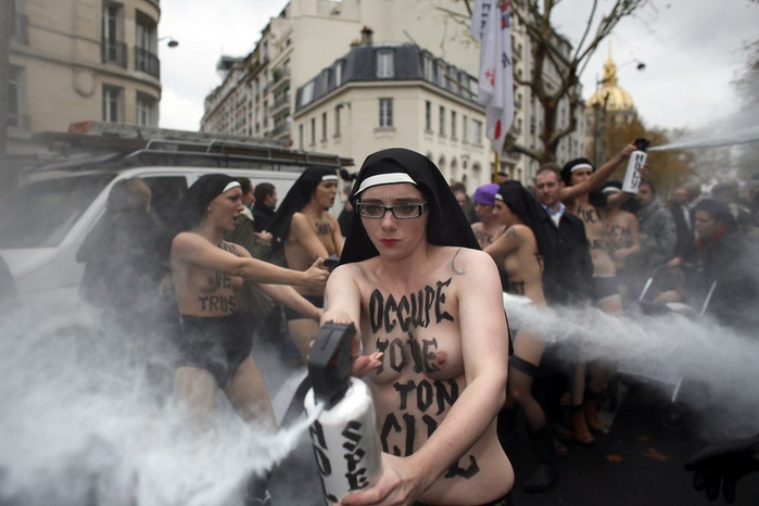   FEMEN  , , . (KENZO TRIBOUILLARD AFP Getty Images) (700x466, 87Kb)