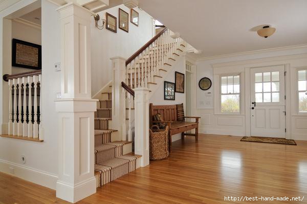 Replica-of-Grey-Gardens-house-in-Cape-Cod-staircase (600x399, 96Kb)