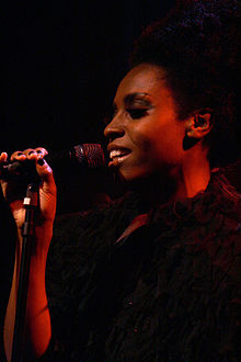 220px-Skye_(Club_Roxy,_Praha,_08_11_2009)_4 (220x330, 16Kb)