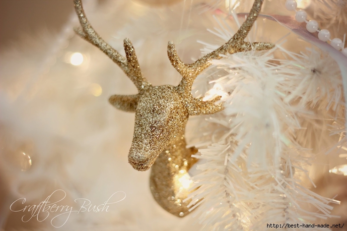 goldenreindeerornamentcloseupcraftberrybush (700x466, 204Kb)