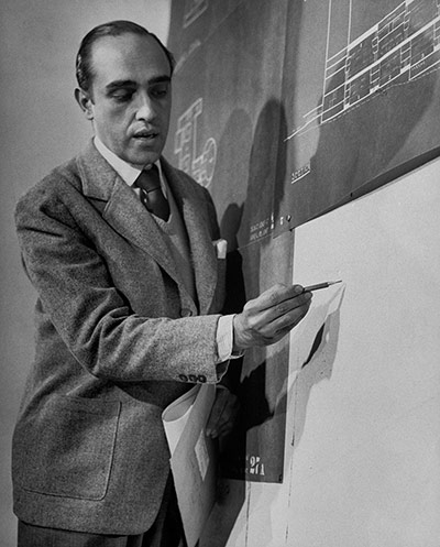Niemeyer-discussing-the-d-009 (400x497, 52Kb)