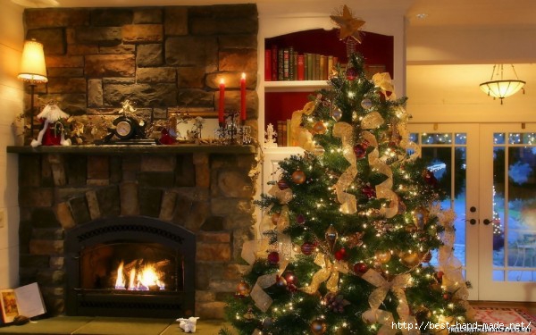 Traditional-Christmas-Decoration-with-Fireplace-and-Beautiful-Christmas-Tree-600x375 (600x375, 150Kb)