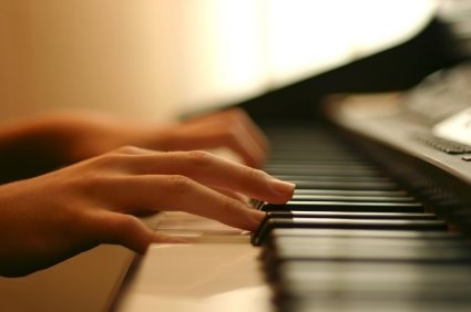 1324545295_piano-hands (425x282, 15Kb)