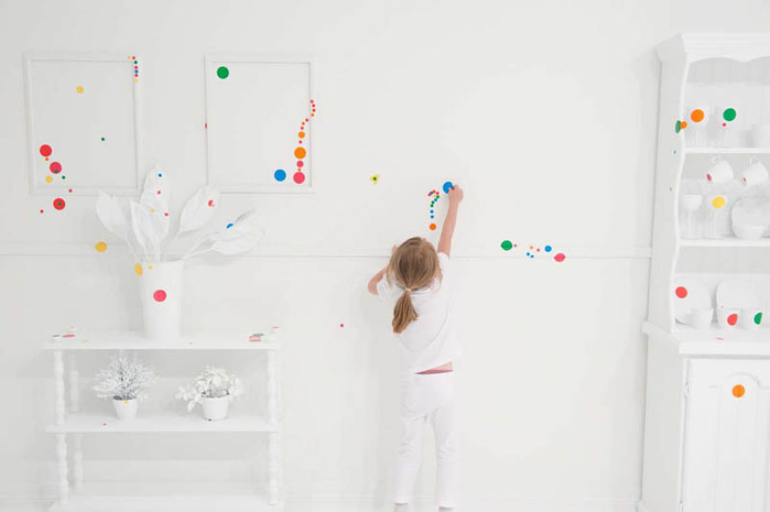 white-room-covered-in-stickers-by-kids-Yayoi-Kusama-obliteration-room-4 (700x465, 39Kb)