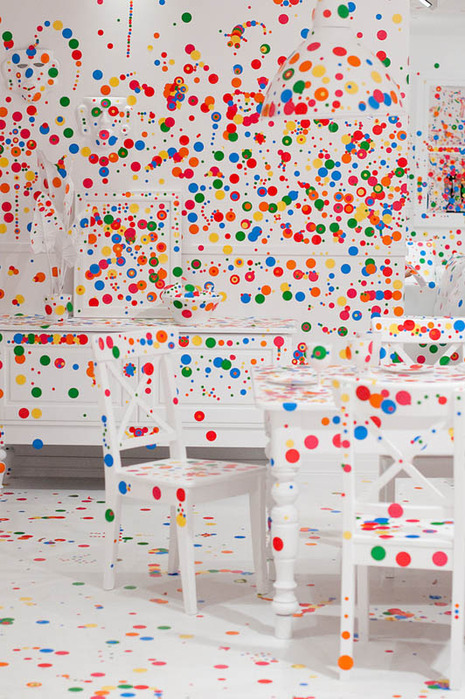 white-room-covered-in-stickers-by-kids-Yayoi-Kusama-obliteration-room-8 (465x700, 193Kb)