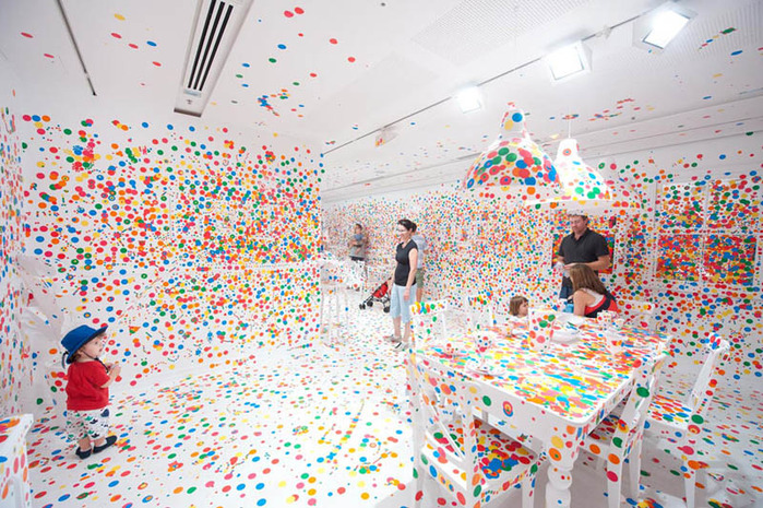 white-room-covered-in-stickers-by-kids-Yayoi-Kusama-obliteration-room-10 (700x465, 224Kb)