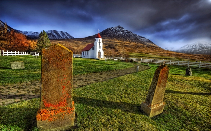 1260817294_hdr-iceland-landscape-the-orange-mold-on-the-churchyard-tombstones (700x437, 294Kb)