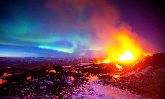 erupting-volcano-aurora-iceland2 (700x422, 30Kb)