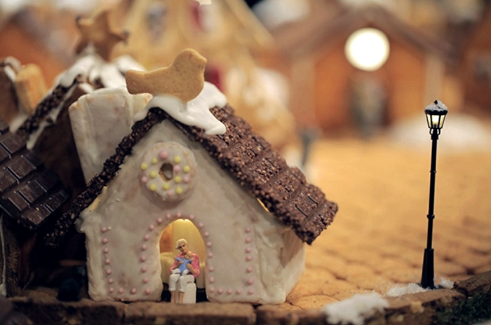 muji_gingerbread_installation_04 (700x464, 210Kb)