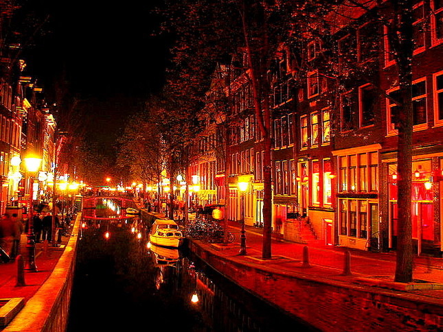 Улица Красных фонарей (Red Light District) в Амстердаме имеет всемирно изве...