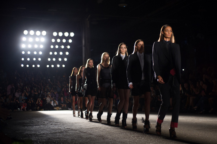 final_du_d__fil___diesel_black_gold_printemps___t___2013_297651791_north_883x (700x465, 109Kb)