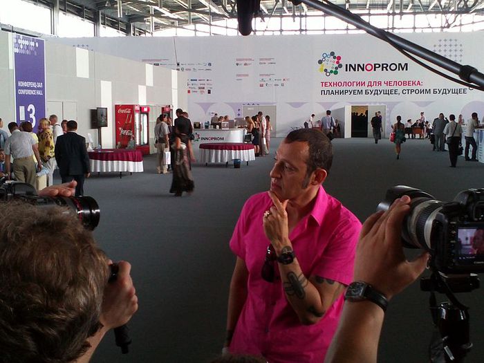 800px-Karim_Rashid_talks_to_press_at_Innoprom-2012 (700x525, 68Kb)