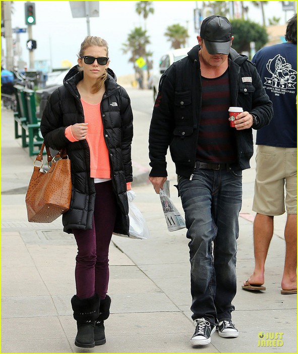 annalynne-mccord-&-dominic-purcell-coffee-strolling-couple-10 (591x700, 114Kb)