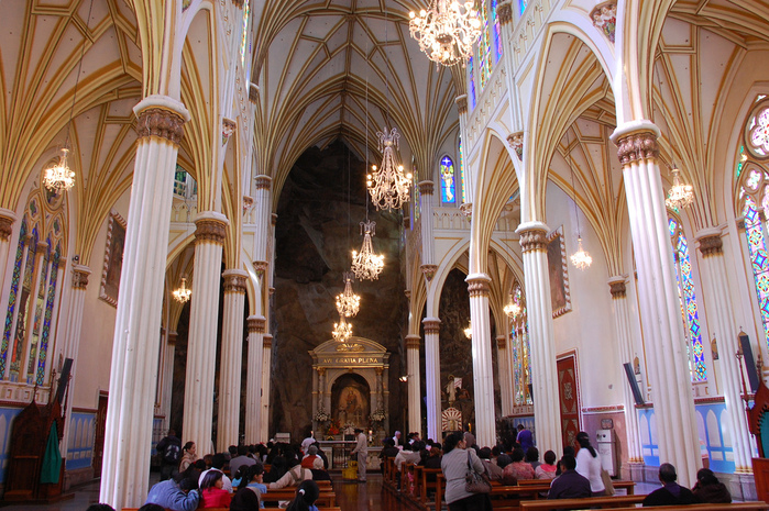 http://img0.liveinternet.ru/images/attach/c/7/95/451/95451098_large_inside_las_lajas_cathedral.jpg