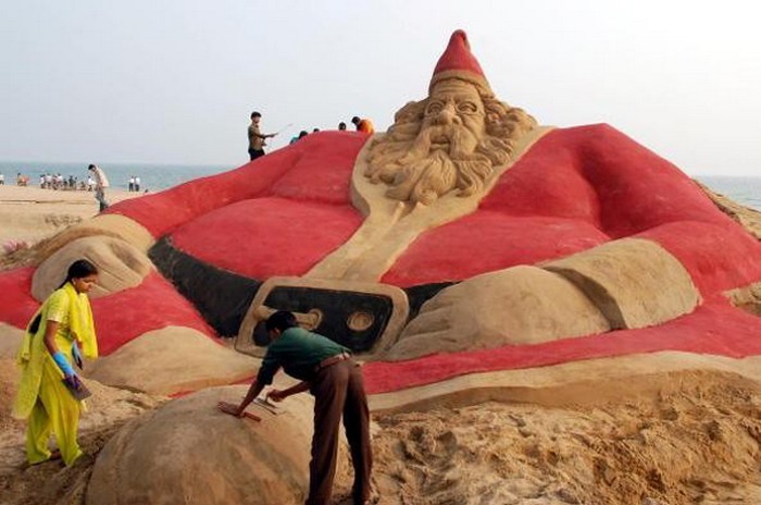 Santa-Sand-Sculptures-3 (700x464, 71Kb)