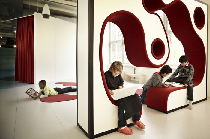 1327499609-in-the-conversation-furniture-you-can-work-both-together-and-alone-design-rosanbosch-photo-kim-wendt-1000x666 (700x466, 69Kb)
