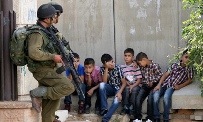 Israelian Soldiers with palestinian children/5046362_IsraelisoldiersguardPalestinian (700x420, 197Kb)