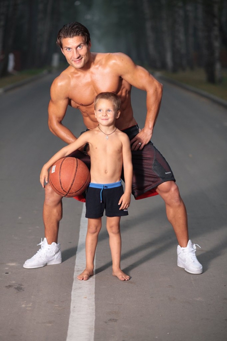 Сильнейший старший брат. Спортивные дети. Спортивный мальчик. Ребенок качок. Мальчик спортсмен.