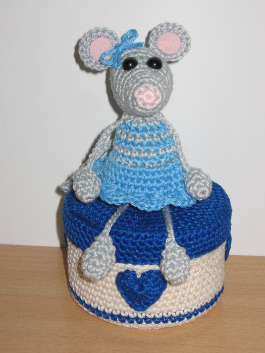 Blauw muisje op doosje (525x700, 105Kb)