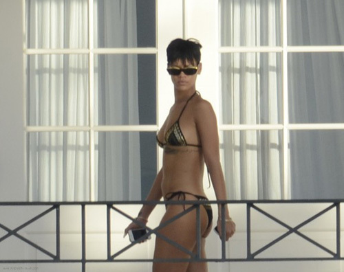 rihanna1_large (500x396, 57Kb)