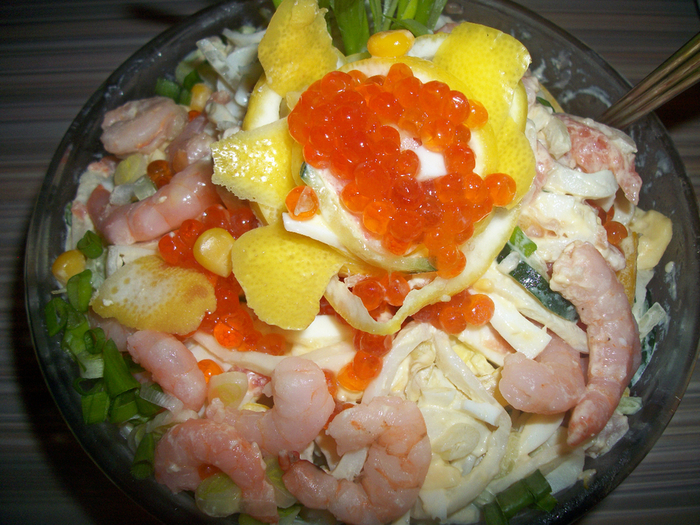 Салат креветки рыба икра. Салат с семгой и креветками. Салат с креветками и красной икрой. Салат с красной рыбой и креветками. Салат с кальмаром и семгой.