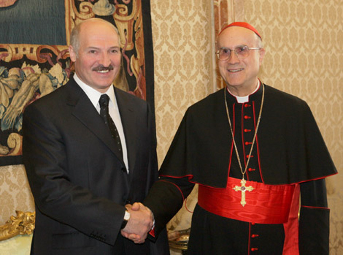 Mgr Bertone et Lukashenko/5046362_Mgr_Bertone (700x520, 182Kb)