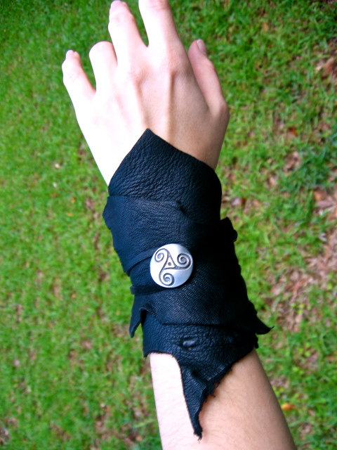 black_celtic_leather_wrap_cuff_by_eirecrescent-d50xy6w (480x640, 97Kb)