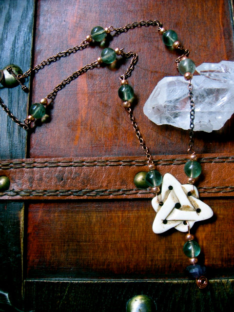 celtic_triquetra_necklace_by_eirecrescent-d52jp86 (480x640, 127Kb)