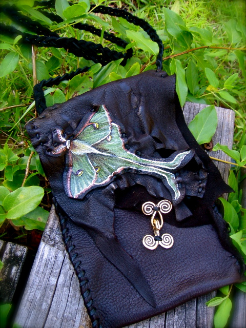 luna_moth_deerskin_bag_by_eirecrescent-d57m91b (480x640, 242Kb)