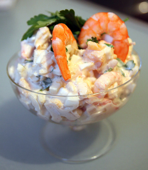 Салат коктейль с креветками в креманках рецепт с фото