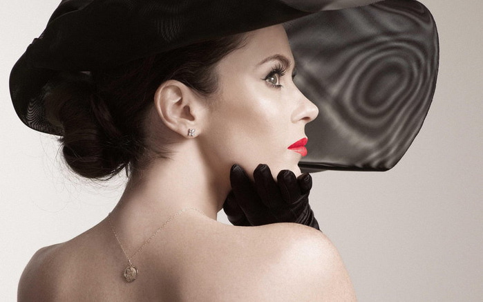 102737_devushka_shlyapa_vual_1920x1200_(www.GdeFon.ru) (700x437, 64Kb)