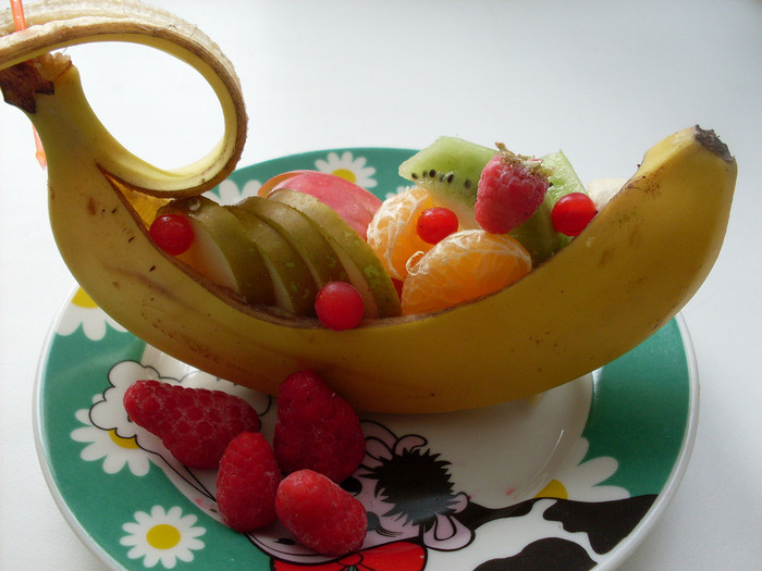 Бананово фруктовый. Детская Фруктовая тарелка. Украшения из бананов. Фруктовая тарелка с бананами. Оригинальная подача фруктов.