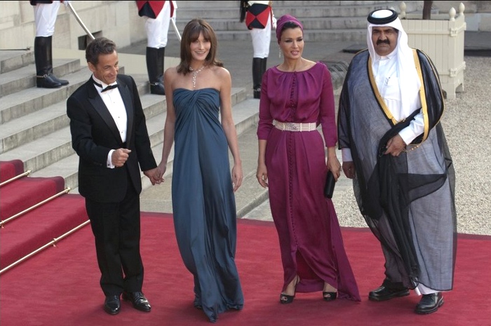 Sarko est un bon lécheur de babouche en or./5046362_emir_qatar_Sarko_Mafieux (700x465, 146Kb)