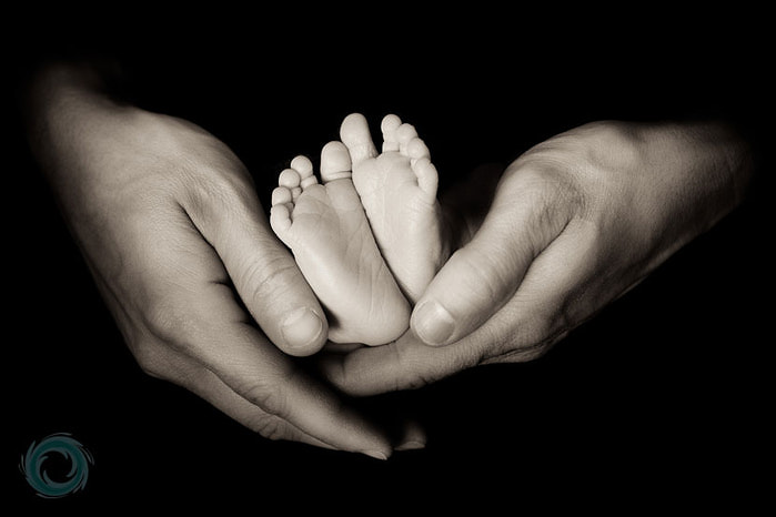 cute-photo-of-dad-holding-the-babys-feet-in-his-hands (700x466, 35Kb)