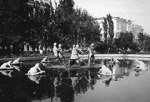 Фото фонтана в сталинграде дети