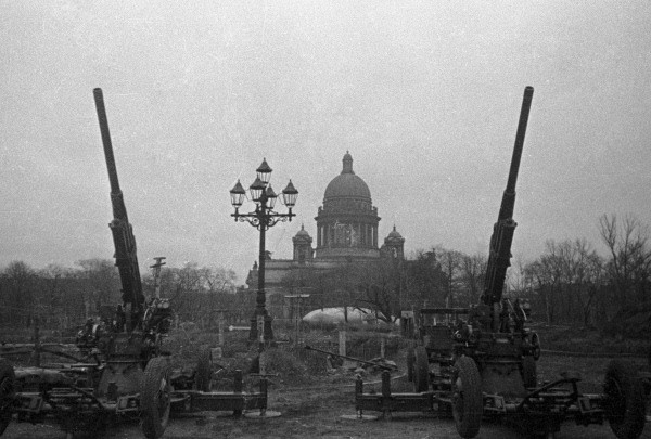 RIAN_archive_5634_Antiaircrafters_guarding_the_sky_of_Leningrad (600x405, 63Kb)